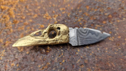 Le Corbak, mini couteau de collection en damas tête de corbeau en bronze