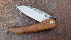 Couteau de poche Rustik de fabrication artisanale avec un manche en loupe de chêne et une lame en XC75.