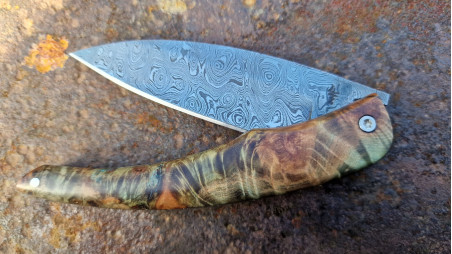 Couteau de Collection Berzerker en Damas et son manche en loupe de peuplier stabilisée et teintée vert