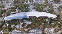 couteau artisanal ouvert, signature BST Artisan Bois sur la lame damas.