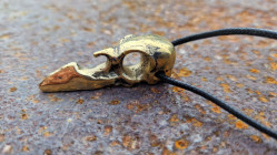 Pendentif crâne de corbeau en bronze