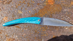 Couteau de collection Toltek et son manche en juma bleu écaille de serpent