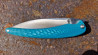 Couteau de collection Toltek et son manche en juma bleu écaille de serpent
