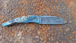 Couteau de collection Berzerker Damas et loupe de peuplier stabilisée et teintée façon Van Gogh