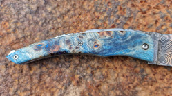 Couteau de collection Berzerker Damas et loupe de peuplier stabilisée et teintée façon Van Gogh