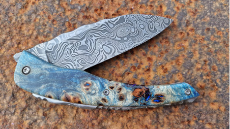 Couteau de collection Berzerker au manche qui rappelle la nuit étoilée de Van Gogh et sa lame damas