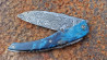 Couteau de collection Berzerker Damas et loupe de peuplier stabilisée et teintée façon Van Gogh