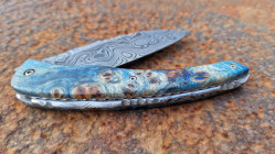 Couteau de collection Berzerker Damas et loupe de peuplier stabilisée et teintée façon Van Gogh