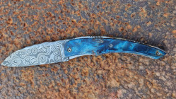 Couteau de collection Berzerker Damas et loupe de peuplier stabilisée et teintée façon Van Gogh