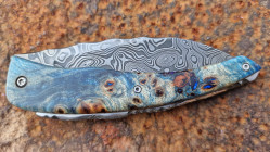 Couteau de collection Berzerker Damas et loupe de peuplier stabilisée et teintée façon Van Gogh