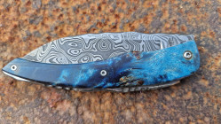 Couteau de collection Berzerker Damas et loupe de peuplier stabilisée et teintée façon Van Gogh