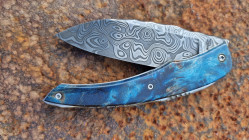 Couteau de collection Berzerker Damas et loupe de peuplier stabilisée et teintée façon Van Gogh