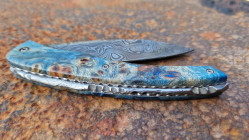 Couteau de collection Berzerker Damas et loupe de peuplier stabilisée et teintée façon Van Gogh