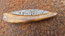 Couteau de collection Toltek en damas Œil d'Odin et son manche en loupe de myrthe Ardèchoise