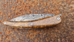 Couteau de collection Toltek en damas Œil d'Odin et son manche en loupe de myrthe Ardèchoise
