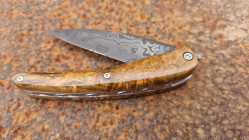 Couteau de collection Toltek en damas Œil d'Odin et son manche en loupe de myrthe Ardèchoise