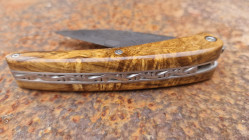 Couteau de collection Toltek en damas Œil d'Odin et son manche en loupe de myrthe Ardèchoise