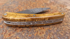 Couteau de collection Toltek en damas Œil d'Odin et son manche en loupe de myrthe Ardèchoise