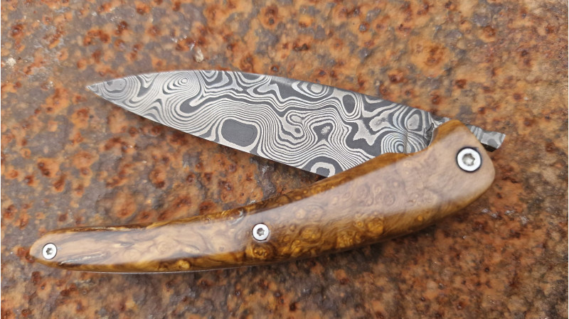 Couteau de collection Toltek en damas Œil d'Odin et son manche en loupe de myrthe Ardèchoise