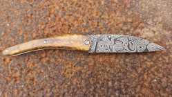 Couteau de collection Toltek en damas Œil d'Odin et son manche en loupe de myrthe Ardèchoise
