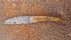 Couteau de collection Toltek en damas Œil d'Odin et son manche en loupe de myrthe Ardèchoise