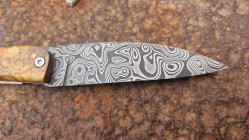 Couteau de collection Toltek en damas Œil d'Odin et son manche en loupe de myrthe Ardèchoise