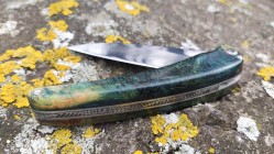 couteau pliant artisanal à demi ouvert beau manche vert et guillochage arête de poisson
