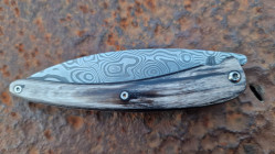 Couteau pliant Toltek lame damas Œil d'Odin et son manche en croûte de zébu de chez Mercorne