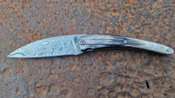 Couteau pliant Toltek lame damas Œil d'Odin et son manche en croûte de zébu de chez Mercorne