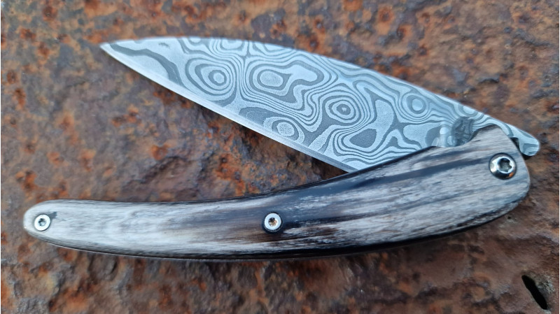 Couteau pliant Toltek lame damas Œil d'Odin et son manche en croûte de zébu de chez Mercorne