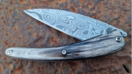 Couteau pliant Toltek lame damas Œil d'Odin et son manche en croûte de zébu de chez Mercorne