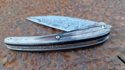 Couteau pliant Toltek lame damas Œil d'Odin et son manche en croûte de zébu de chez Mercorne