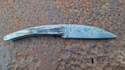 Couteau pliant Toltek lame damas Œil d'Odin et son manche en croûte de zébu de chez Mercorne