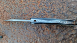 Couteau pliant Toltek lame damas Œil d'Odin et son manche en croûte de zébu de chez Mercorne