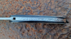 Couteau pliant Toltek lame damas Œil d'Odin et son manche en croûte de zébu de chez Mercorne