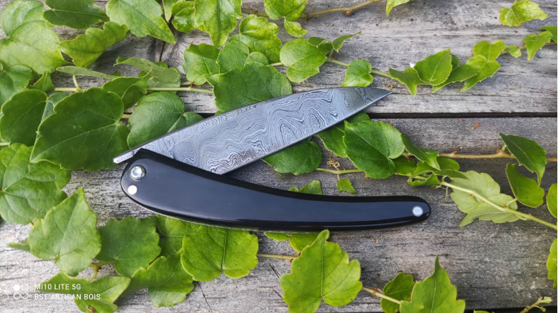 Couteau pliant damas, couteau capucin Berger corne jaspée acier damas