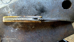Couteau Toltek de collection damas et son manche en racine de buis stabilisée