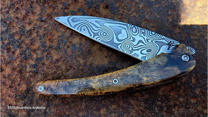 Couteau Toltek de collection damas et son manche en racine de buis stabilisée
