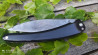 Couteau pliant fermé: son manche en corne de buffle noir contraste à la perfection avec sa lame en damas 900 couches.