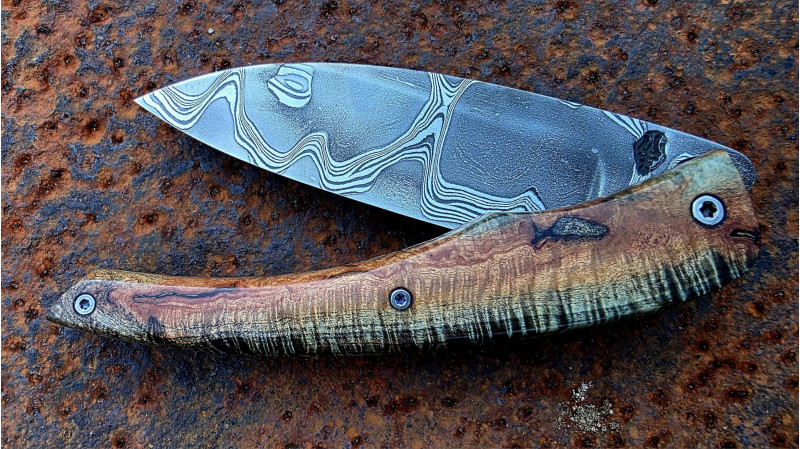 Couteau Artisanal de Collection Berzerker: manche en "liane" de peuplier et sa lame damassée