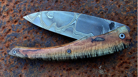 Couteau Artisanal de Collection Berzerker: manche en "liane" de peuplier et sa lame damassée