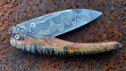 Couteau Artisanal de Collection Berzerker: manche en "liane" de peuplier et sa lame damassée