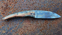 Couteau Artisanal de Collection Berzerker: manche en "liane" de peuplier et sa lame damassée