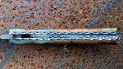 Couteau Artisanal de Collection Berzerker: manche en "liane" de peuplier et sa lame damassée