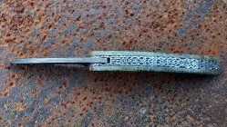 Couteau Artisanal de Collection Berzerker: manche en "liane" de peuplier et sa lame damassée