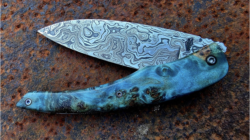 Van Gogh: couteau de collection en loupe de peuplier stabilisée et teintée bleue et sa lame damas