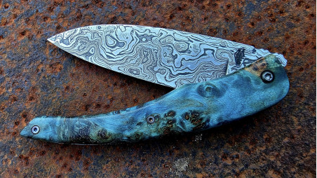 Van Gogh: couteau de collection en loupe de peuplier stabilisée et teintée bleue et sa lame damas
