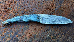 Van Gogh: couteau de collection en loupe de peuplier stabilisée et teintée bleue et sa lame damas