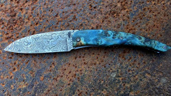 Van Gogh: couteau de collection en loupe de peuplier stabilisée et teintée bleue et sa lame damas