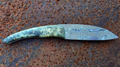 Couteau Berzerker en entrefourche de peuplier du Coiron en Ardèche et sa lame damas œil d'Odin